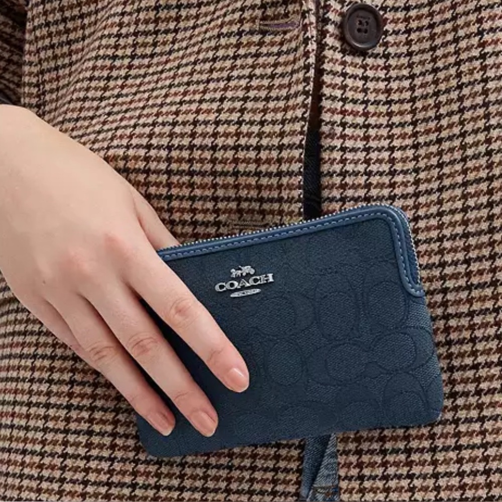 🌟NWT Going Quickly! Coach Corner Zip Denim Signature Wristlet!🌟 - Picture 6 of 6